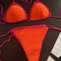 Costumi fatti a mano a uncinetto