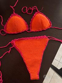 Costumi fatti a mano a uncinetto