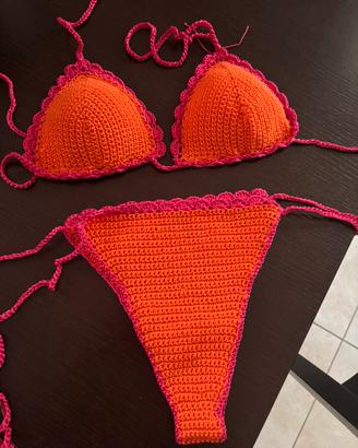 Costumi fatti a mano a uncinetto