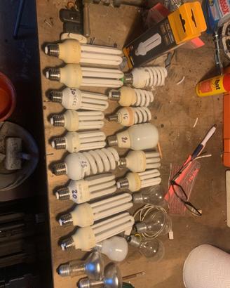 50 Lampadine un faretto e 2 neon