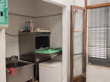 Bar dell'orologio situato nella via principale