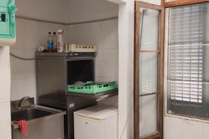 Bar dell'orologio situato nella via principale