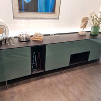 Madia in rovere e laccato lucido della LEMA