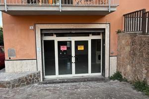 Ardea centro storico locale commerciale