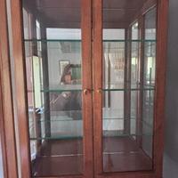 Vetrinetta pensile in legno e vetro con ripiani