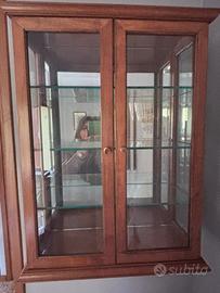 Vetrinetta pensile in legno e vetro con ripiani