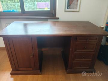 Scrivania in legno massiccio 