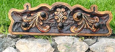 Appendiabiti in legno con decorazione floreale