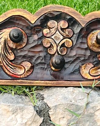 Appendiabiti in legno con decorazione floreale