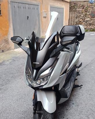 Honda Forza 350 Deluxe 