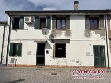 Casa indipendente di 220 m² con 5 locali e box aut