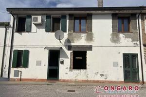 Casa indipendente di 220 m² con 5 locali e box aut