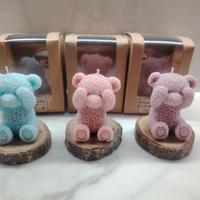 Tris di orsetti in cera di soia e base in legno