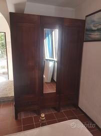 armadio antico in mogano con specchio