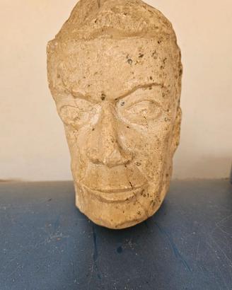 Testa antica in pietra o marmo