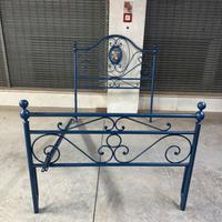 Struttura con testata letto