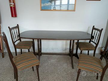 Tavolo e quattro sedie