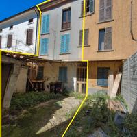 Casa da ristrutturare vicino al comune