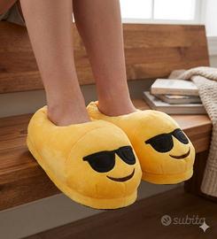 Pantofole di peluche gialle emoji. No. 38