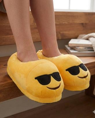 Pantofole di peluche gialle emoji. No. 38