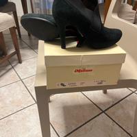 Scarpa decolte’ scamosciato nero.