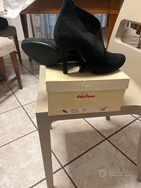 Scarpa decolte’ scamosciato nero.