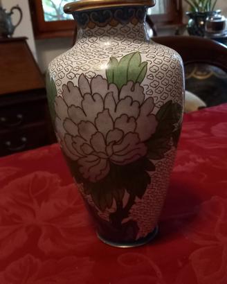 Vaso Cloisonné fondo bianco e fiori lilla e celest