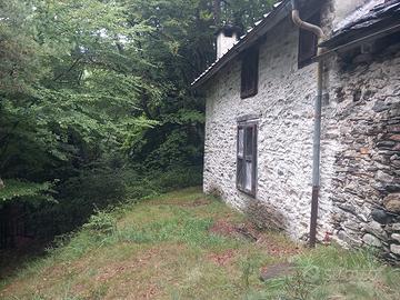 Baita rustico più terreni