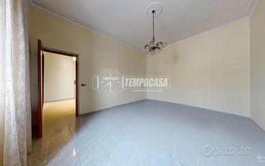 INDIPENDENTE ANGOLARE SU 2 LIVELLI CON TERRAZZO, L