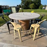 Tavolo da esterno bobina in legno e sgabelli