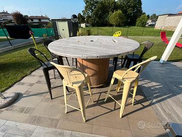 Tavolo da esterno bobina in legno e sgabelli