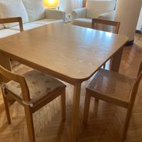 Tinello con mobile divano e tavolo