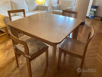 Tinello con mobile divano e tavolo