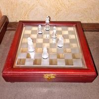 Scacchiera portatile con scacchi in vetro.