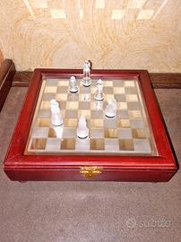 Scacchiera portatile con scacchi in vetro.