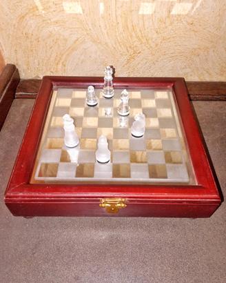 Scacchiera portatile con scacchi in vetro.