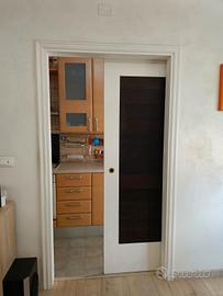 Porta a scrigno con binario esterno