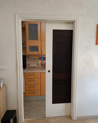 Porta a scrigno con binario esterno