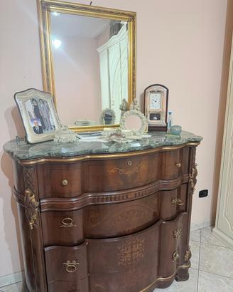 Como e comodini in marmo e legno
