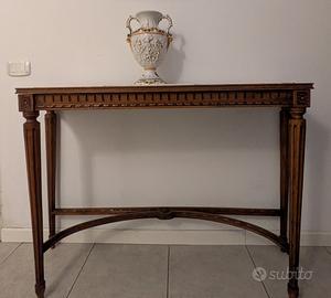 Grande consolle di legno con pianale in marmo.