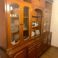 credenza in legno con vetrinette-stile classico