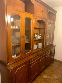 credenza in legno con vetrinette-stile classico