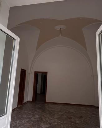 Locale commerciale in piazza a Pezze di Greco