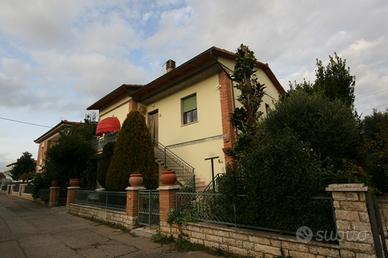 CS128 - Casa singola con due appartamenti e giardi