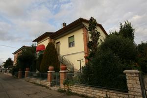 CS128 - Casa singola con due appartamenti e giardi