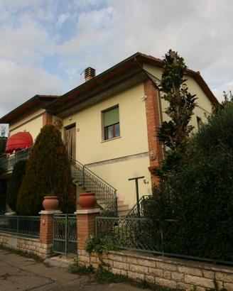CS128 - Casa singola con due appartamenti e giardi