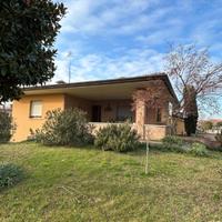 VILLA DAGLI SPAZI GENEROSI CON GIARDINO E TAVER...