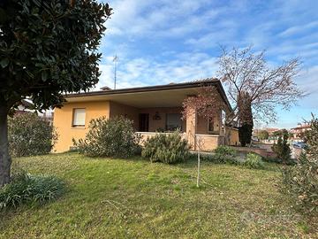 VILLA DAGLI SPAZI GENEROSI CON GIARDINO E TAVER...