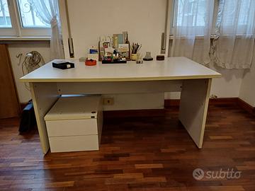 Scrivania bianca con cassetti