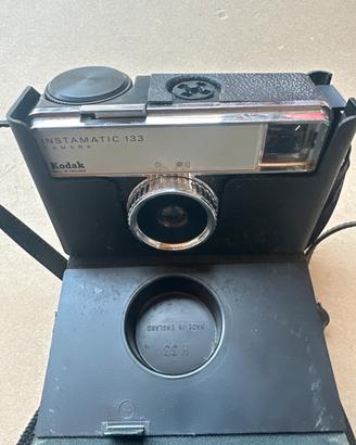 KODAK INSTAMATIC 133 CAMERA completa di custodia